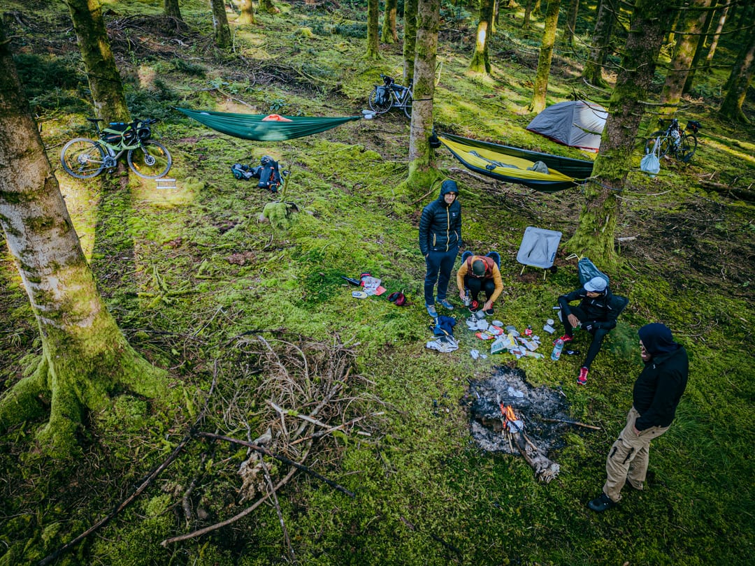 Vue drone du camp, minuscule au milieu de la clairière